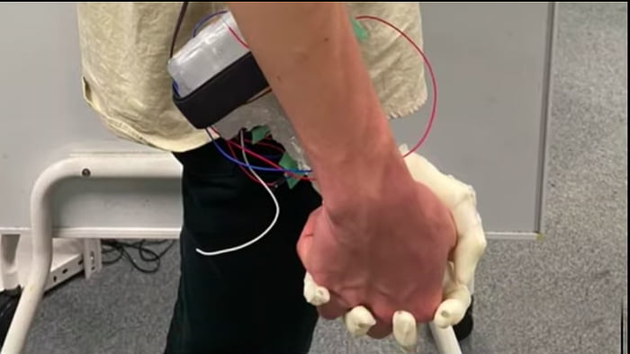 日本大學發明超鬧「擬真機器手臂」　重現「與女友十指交扣」觸感：手心還會流香香的汗