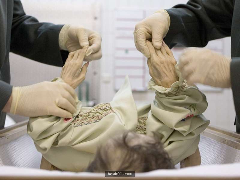 攝影師進入法醫解剖室跟拍「人死後的處理過程」，原來他們會對人體…跟電視劇演的完全不一樣！