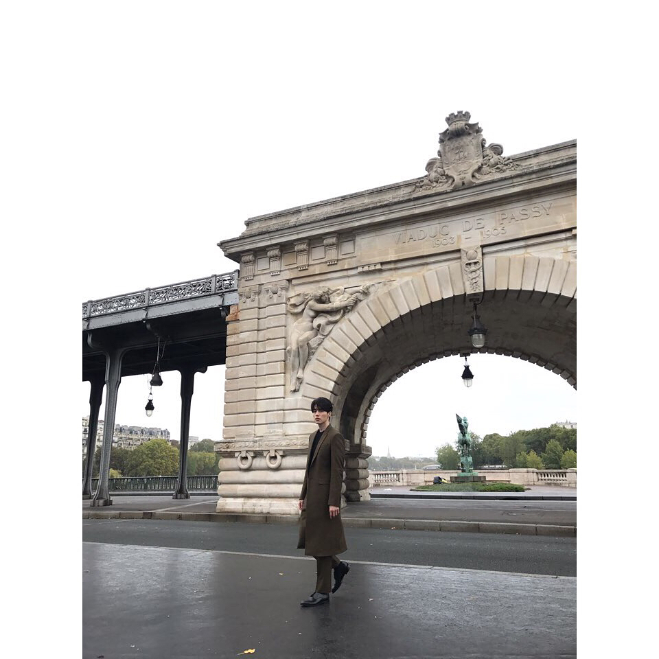 李棟旭在巴黎時裝秀一現身「老外都盯著看」，無法忽視掉的氣場連走在街頭也吸引路人回頭！