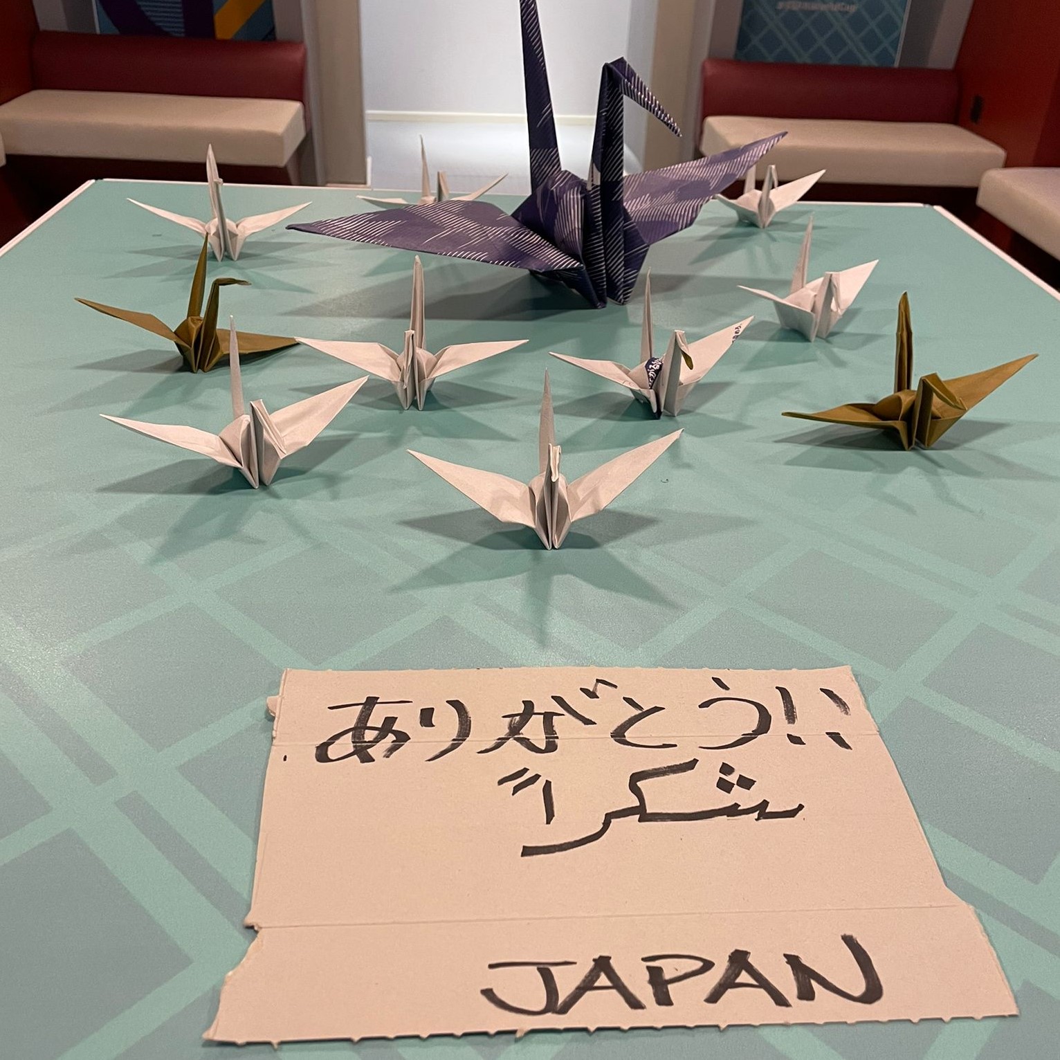 日本「比賽後休息室」震撼國外媒體！　「留11隻紙鶴」寓意FIFA也驚嘆轉發