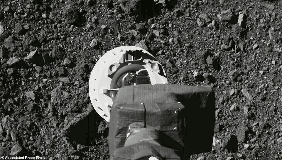太空史的一大步！NASA探測器「成功登陸小行星」　分享採集樣本瞬間