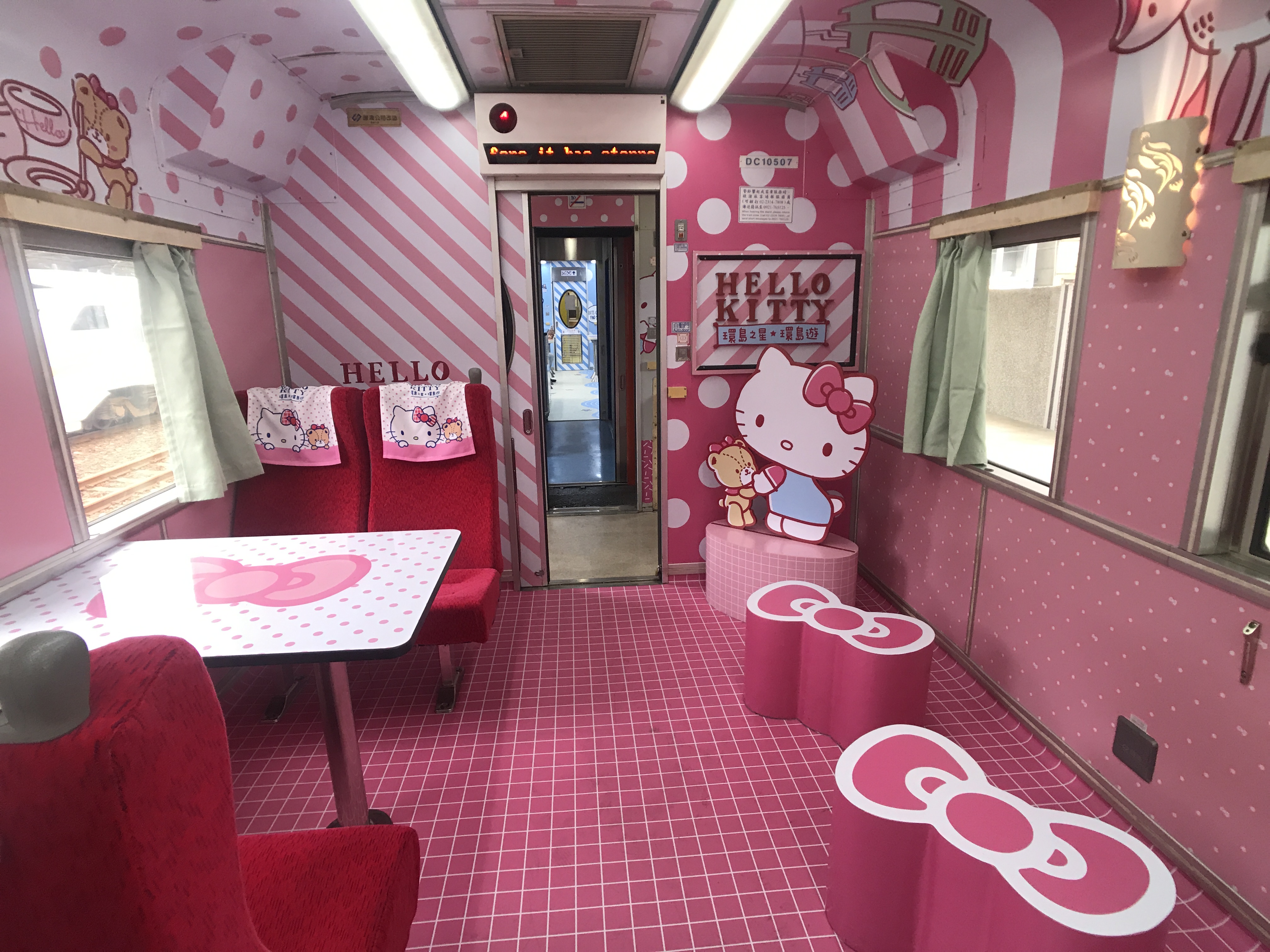 Hello Kitty要載你環島了！　台鐵新彩繪列車「內外滿滿Kitty」每個車廂都必拍