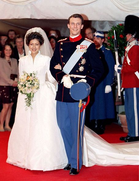 有華裔血統！21歲丹麥王子憑顏值闖時尚圈　「梳直髮」上伸展台氣場十足！
