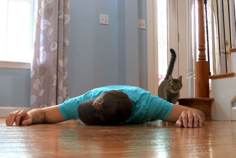 「裝死」測試愛貓！　他躺了幾分鐘就受不了　傻眼看著牠的反應問：你是認真的嗎？