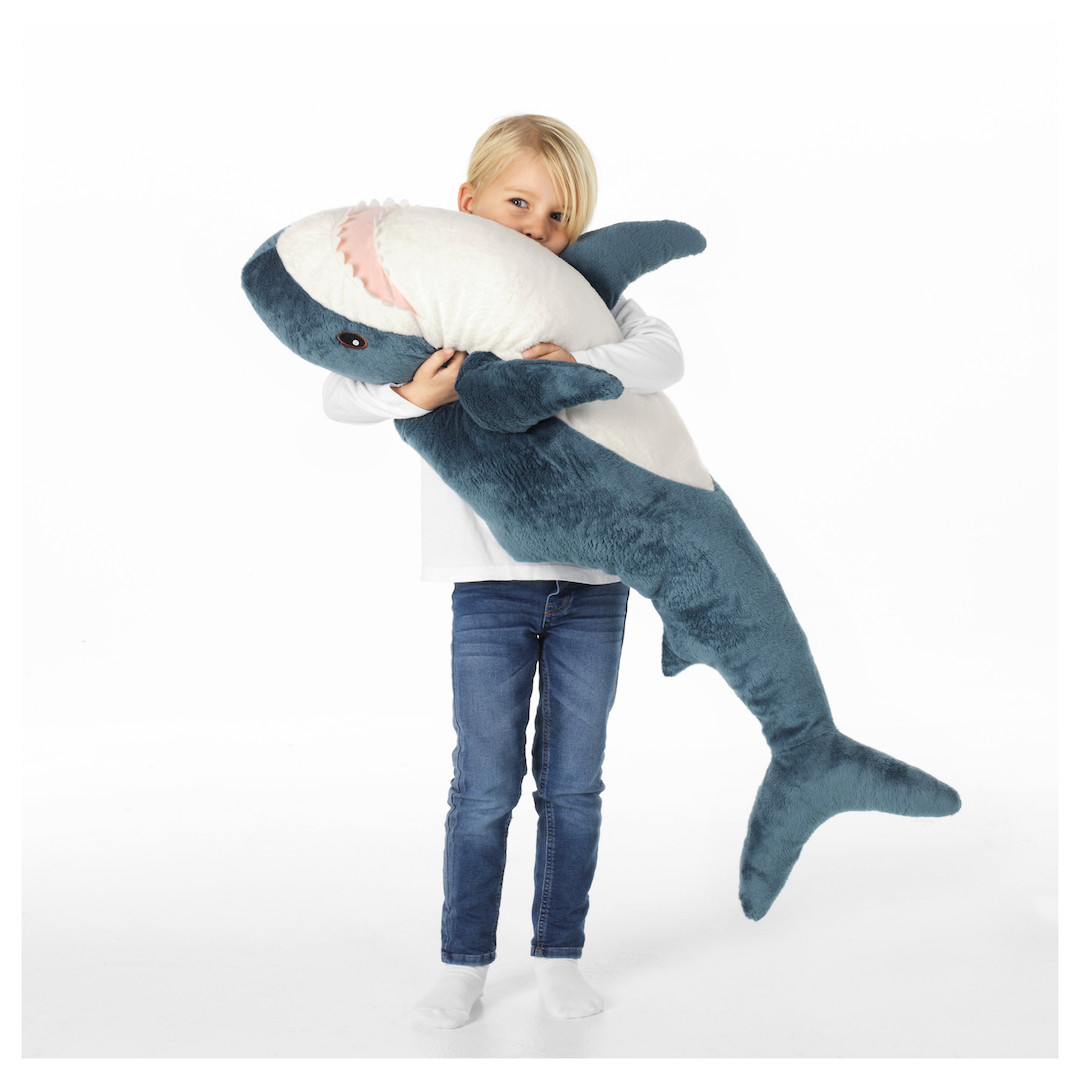 IKEA鯊魚縮水惹？呆萌鯊魚推出「55cm迷你版」　快抱回家湊一桌～