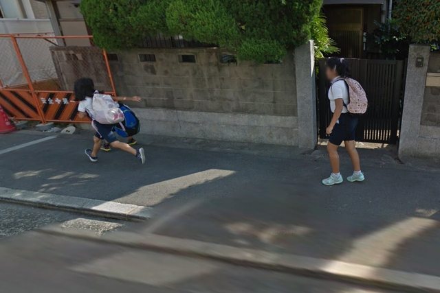 Google地圖驚見小學生被2女生追！　網友笑：真人版「胖虎追大雄」
