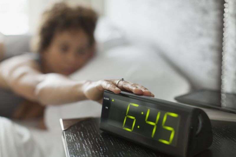 鬧鐘設一堆防貪睡？　專家分析：這就是為什麼你越睡越累