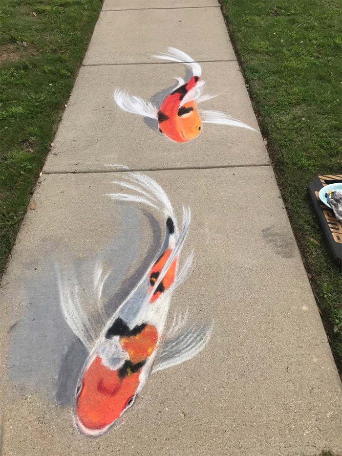 車道變畫廊了～　母女「3D蠟筆藝術」覆蓋冰冷水泥　鄰居送畫筆拜託她們畫