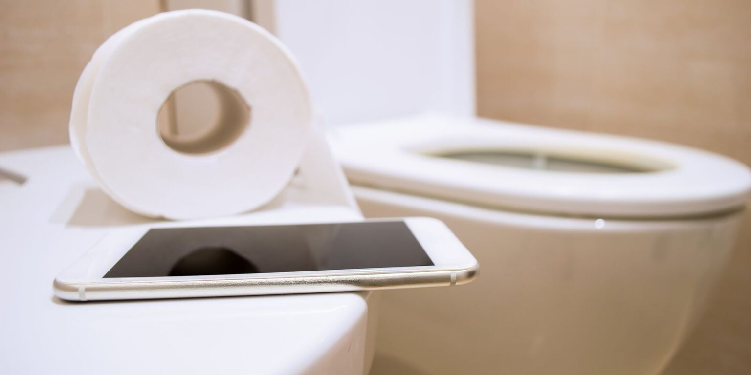 醫生警告「不要在廁所裡玩手機」！　16%手機上沾屎：最遠可噴1.8公尺