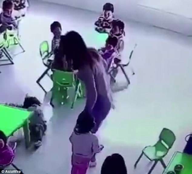 小孩不聽話就故意抽掉椅子　幼稚園老師的惡行被監視器拍下