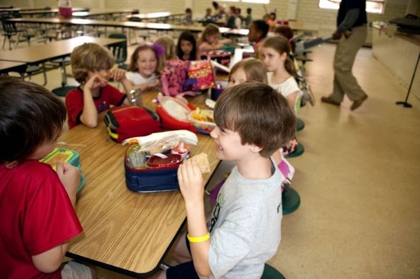 美國小學用「一張桌子」處理學生吃不完的食物，這招可以減少浪費食物的方法值得我們學習！