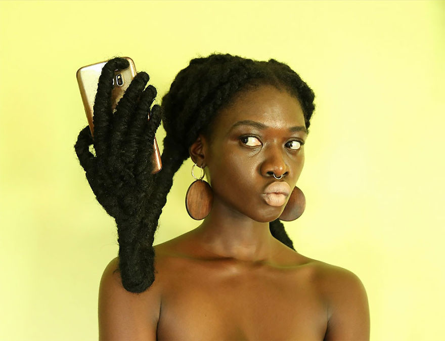 這個非洲女孩就是名副其實的「魔髮師」，想到什麼她都可以馬上透過頭髮實體化！