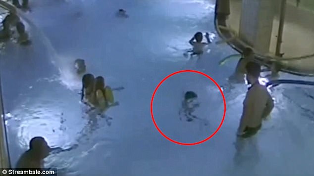 監視器拍下小男孩溺水「卻沒有人發現」的過程，幾分鐘後的畫面讓大家的心都跟著沈了下去！