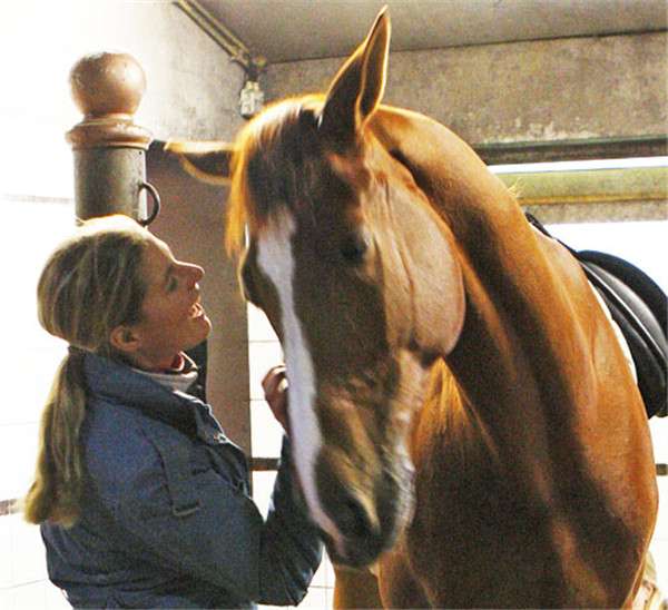 馬術好手賽前突然「深深鞠躬退場」　她噴淚：這都是為了我的馬！