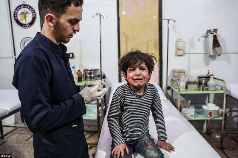 「我在這…」　敘利亞發生空襲　男童親吻受重傷的妹妹照片被瘋傳