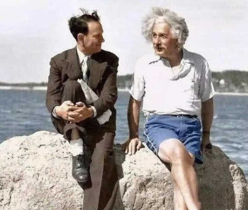 愛因斯坦照片為什麼只有上半身？　「罕見全身照」笑翻網友：不放是對的