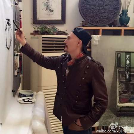 這位香港三級片男星竟然是「畫出700萬畫作」的國畫家，他與老婆「三句話就結婚」的故事更讓網友讚嘆可以拍電影了！