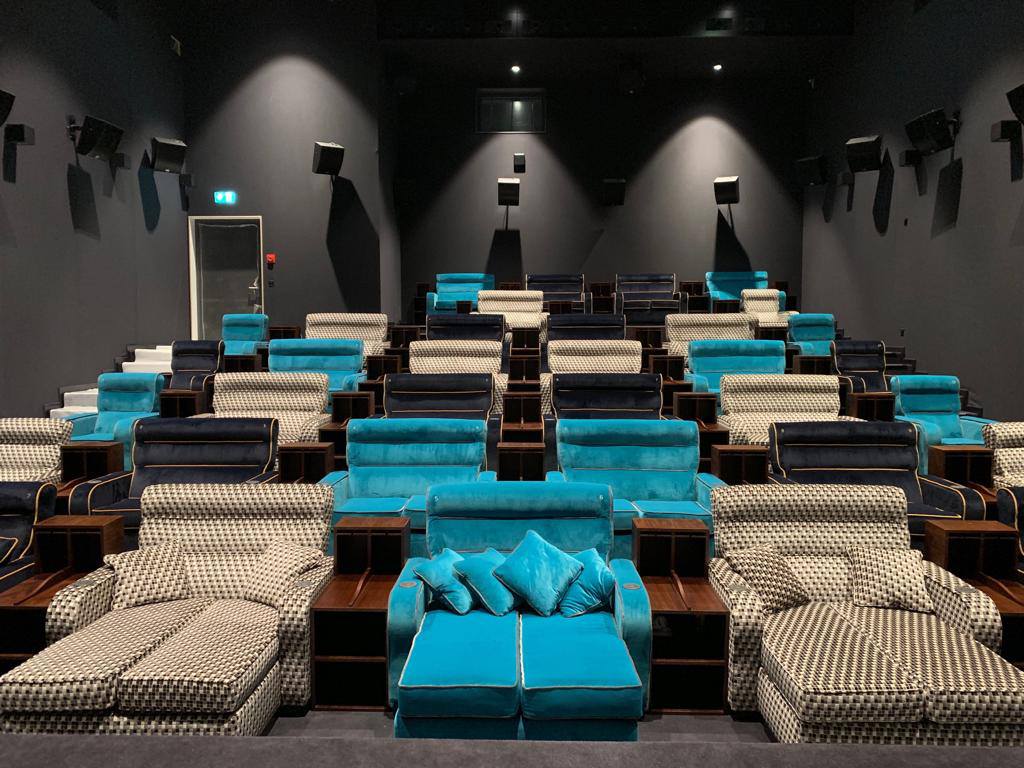 這會睏去吧？　瑞士超狂電影院「座位全換成雙人床」　躺著看「還附拖鞋」超舒服：好像在家耍廢一樣～