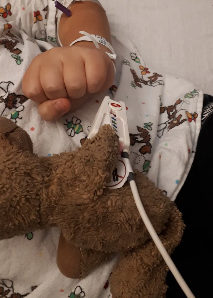 男童在手術前請求幫泰迪熊動手術　暖醫秒答應：兩個手術都非常成功