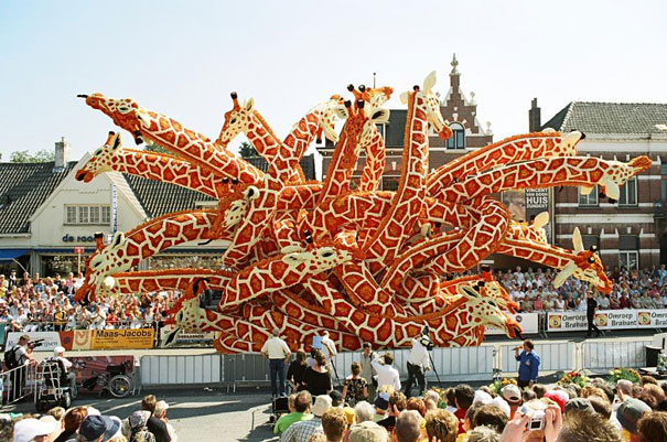 大梵谷花車驚艷出場！　世界最大規模荷蘭花車節「作品跟房子一樣大」