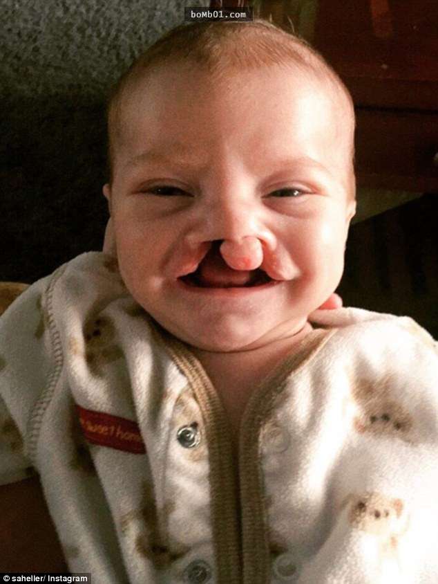 她上傳寶寶照片卻被網友酸「臉有毛病」，直到女服務生遞上一張餐巾紙…裡頭的字條讓她立刻崩潰落淚！