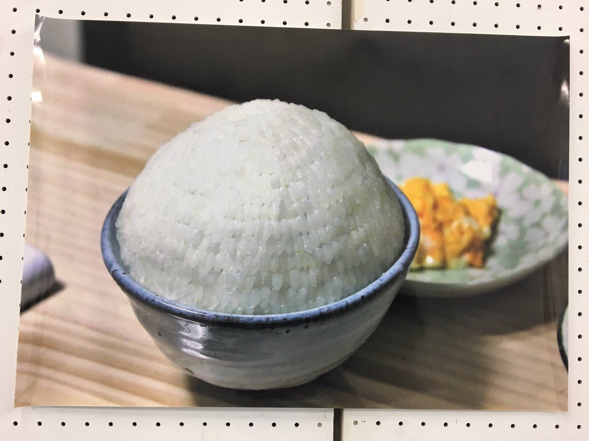 看到發毛的白飯！日本大學生把整碗飯「排列整齊」，近看瞬間就密集恐懼症發作！