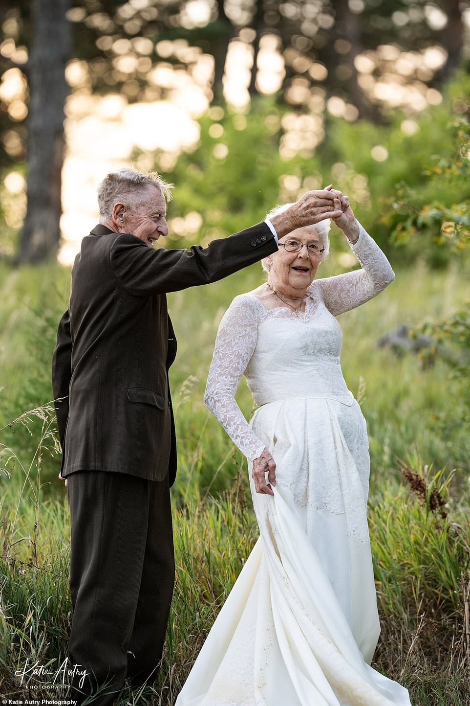 牽手60年！　80歲爺嬤拍「鑽石婚」浪漫婚紗照　公開幸福秘訣：結婚是一生的承諾