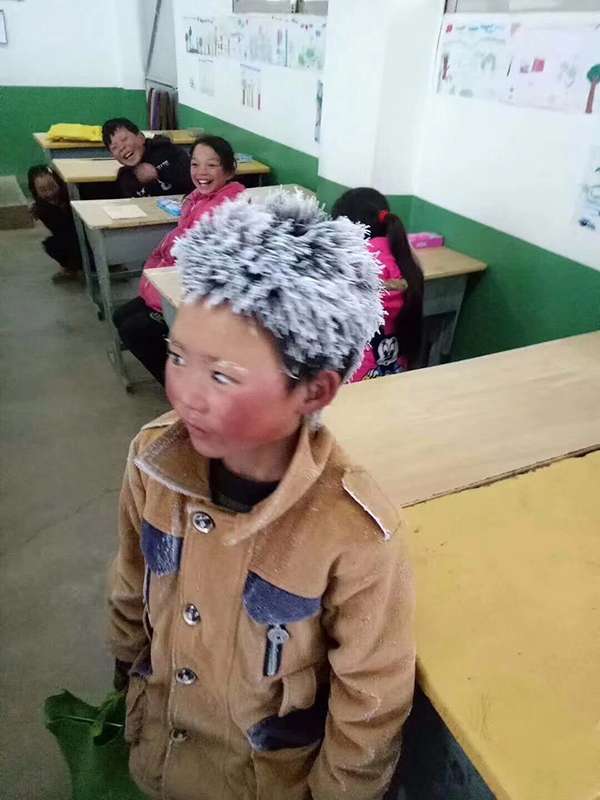 小男孩「零下9度」也努力走5公里上學　「滿頭冰霜」走進教室網友超心疼