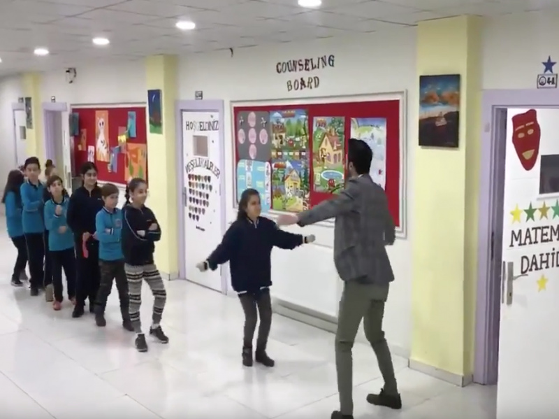 「上課前先來一段舞蹈」　每個學生都愛跟這個老師尬舞　他們的感情讓大家羨慕