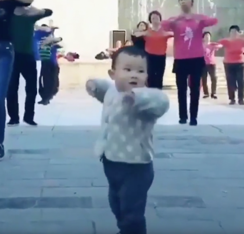 跟著阿嬤練舞功！　3歲男童跳排舞萌死人　網笑：未來的舞棍阿伯
