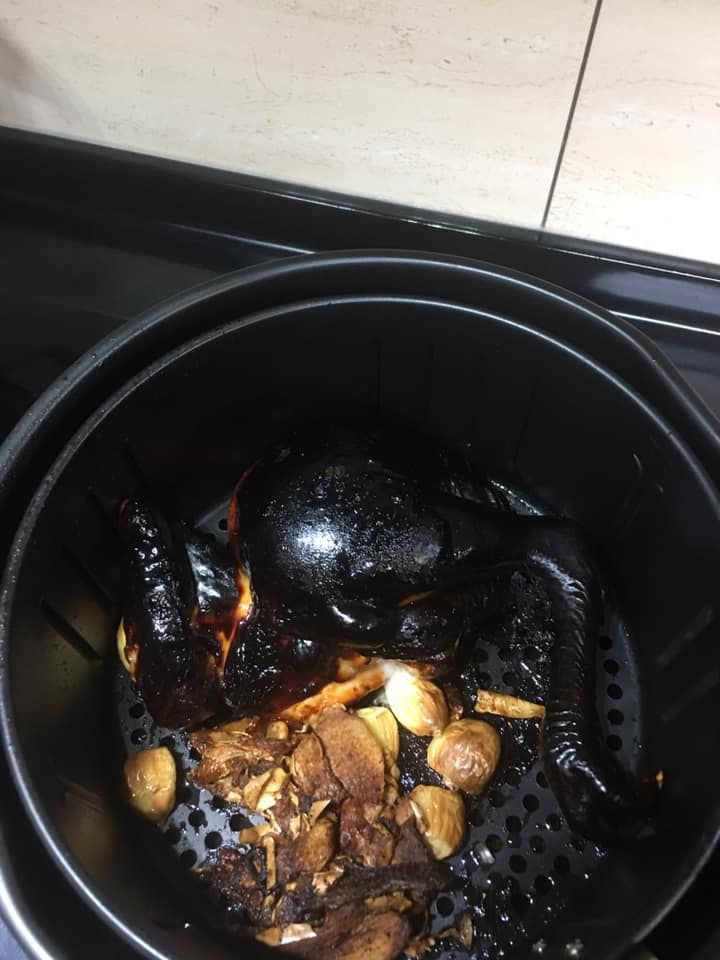 人妻用氣炸鍋做烤雞「掀鍋蓋看不到雞」　網笑歪：變烏骨雞了