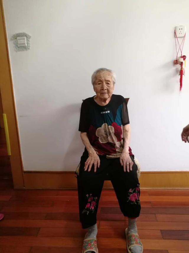 大女兒就87歲！109歲嬤「與4個女兒同住」超有福　頭腦超好還能「牢記後輩生日」