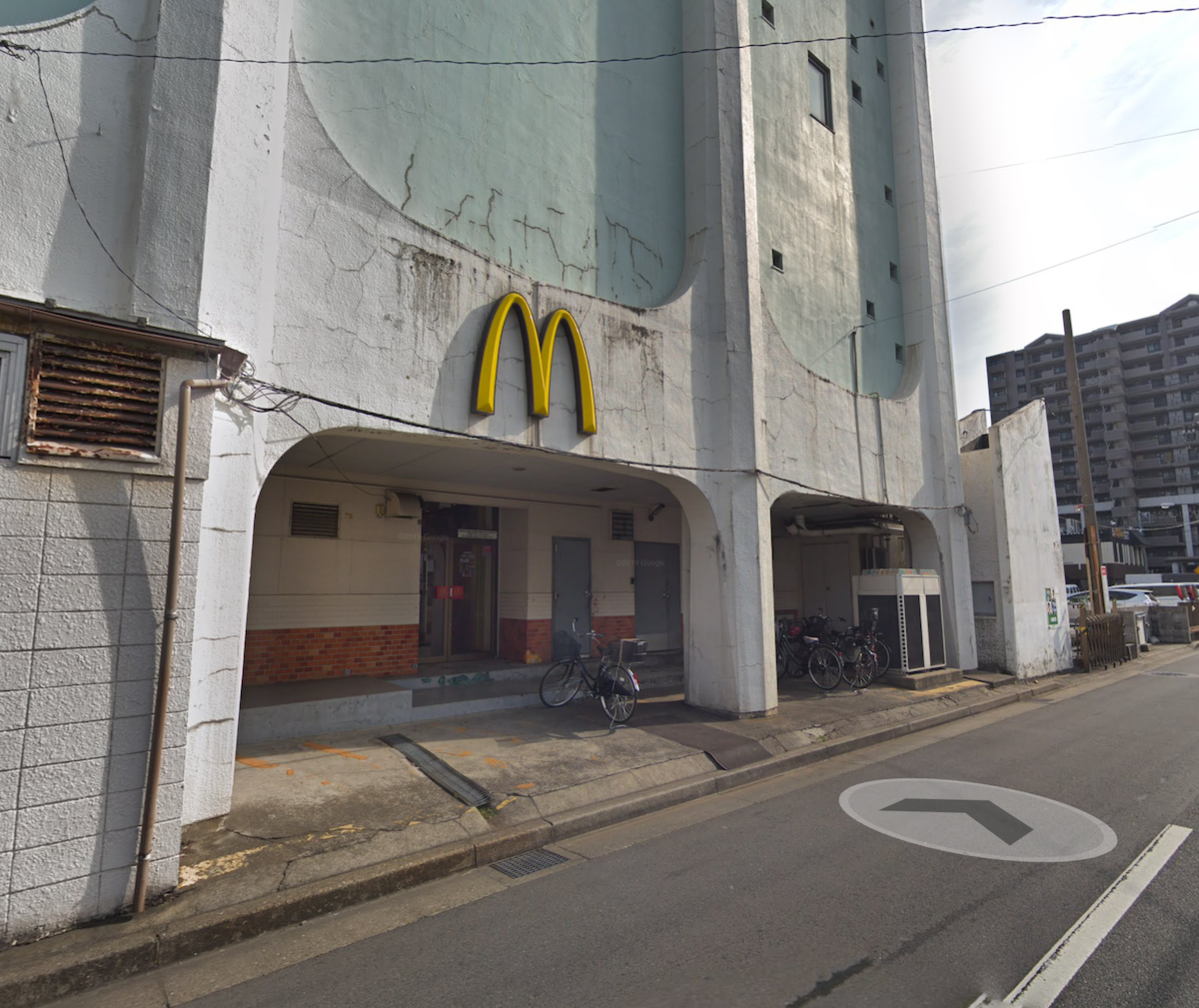 真的是麥當勞？　日本麥當勞「斑駁牆面+老舊外觀」　超神秘後門網熱議：是什麼地下組織吧！