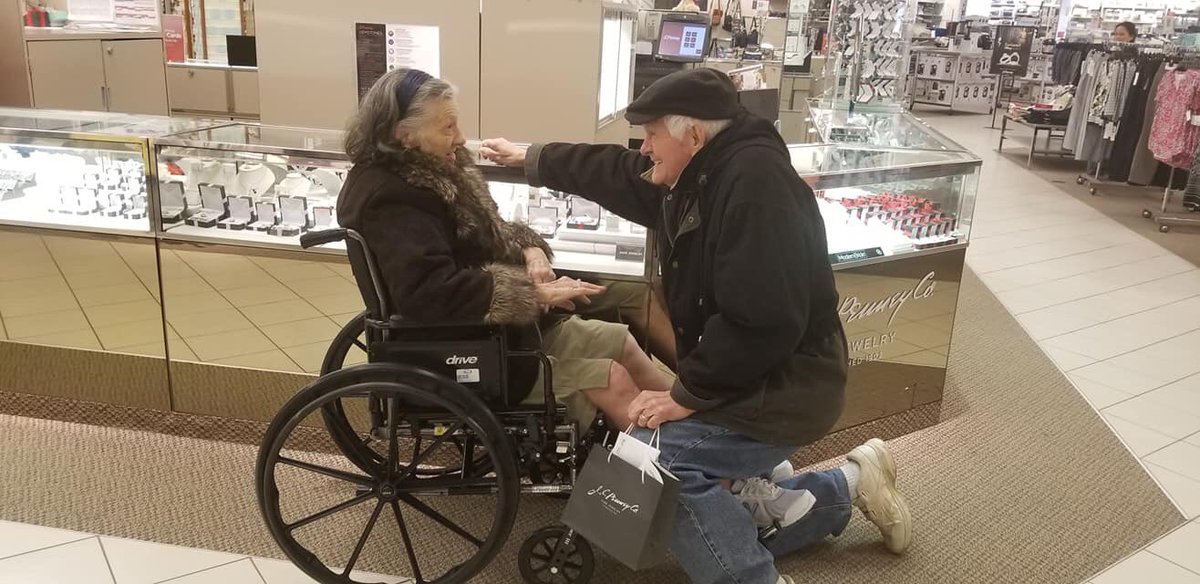 84歲老爺爺逛百貨突然單膝下跪　送上戒指給愛妻：欠了妳63年