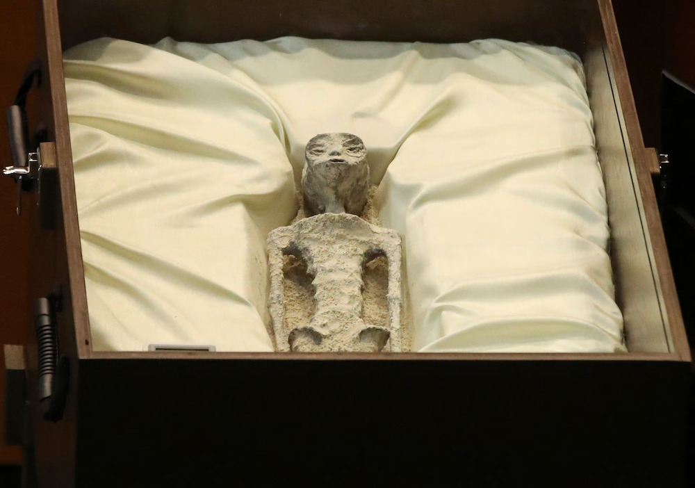 真有外星人？墨西哥國會展示2具「非人類遺骸」　專家：千年前來到地球