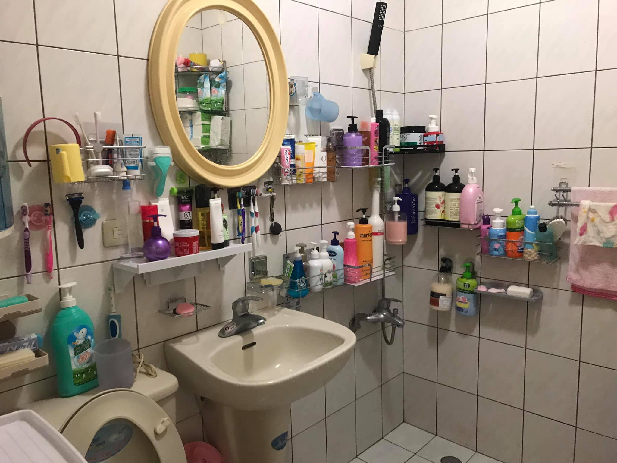 70件清潔用品「超整齊佔領浴室」　網覺得壯觀：是8代同堂嗎