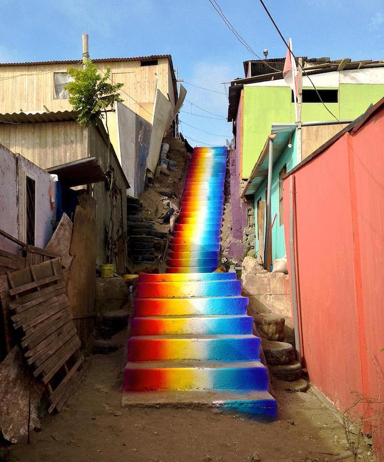 踏上了彩虹？19個「點亮城市」的最美彩繪階梯　貼滿摺紙成就一幅畫