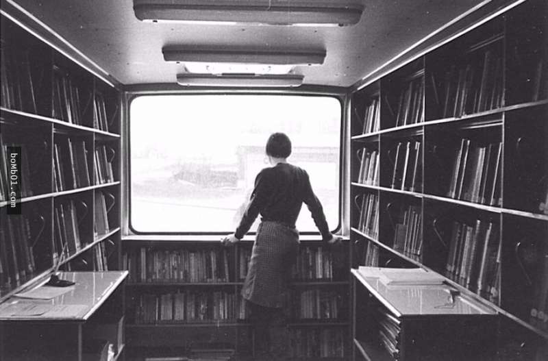 30張已經消失在我們生活中的「移動圖書館」舊照片！