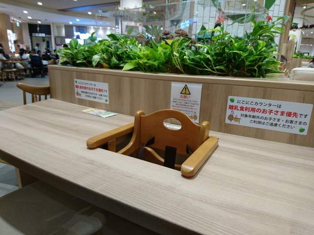 神設計！日本餐廳的桌子故意設計出「一個大洞」，媽媽們瞭解用途後都被暖到感動噴淚！