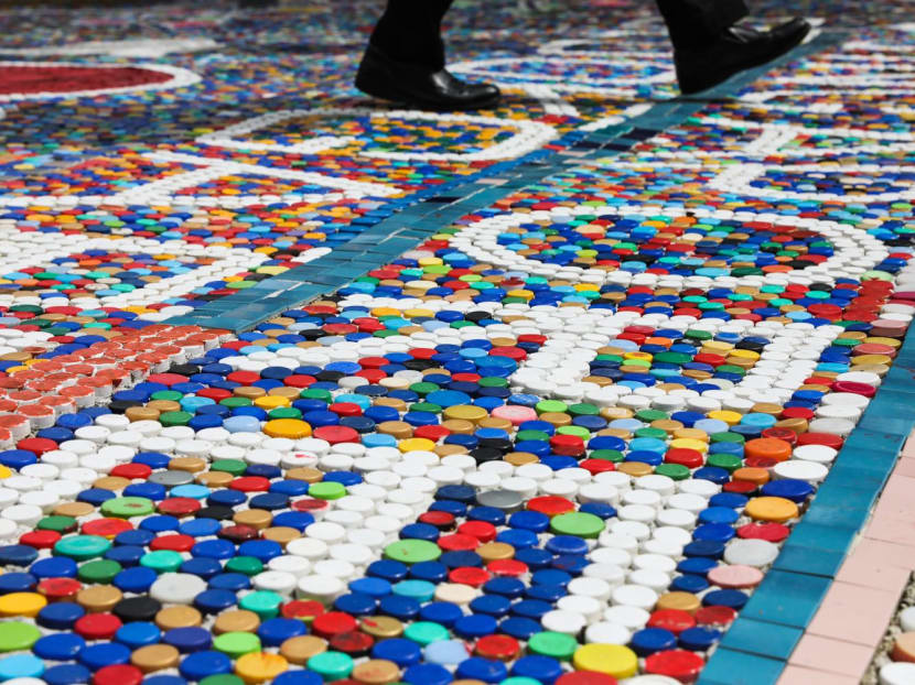 77歲阿公成藝術創作家！　回收「8萬個瓶蓋」半年鋪成絕美地磚