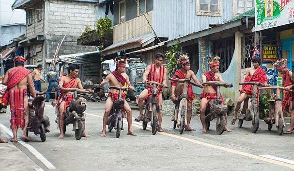 作陣來尬車！　菲律賓原住民「木雕自行車」大賽　超狂「野獸、人類」騎上路：時速飆到40公里