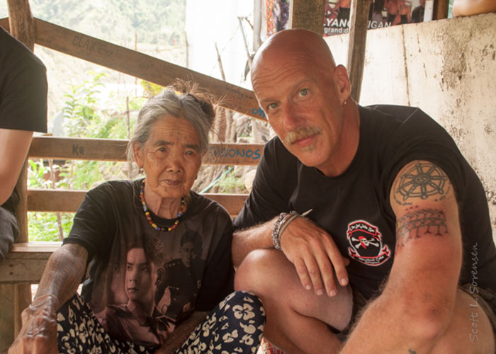 用樹枝就能刺！103歲奶奶是菲律賓「最後一位傳統刺青師」　傳承80年手藝令人驚嘆