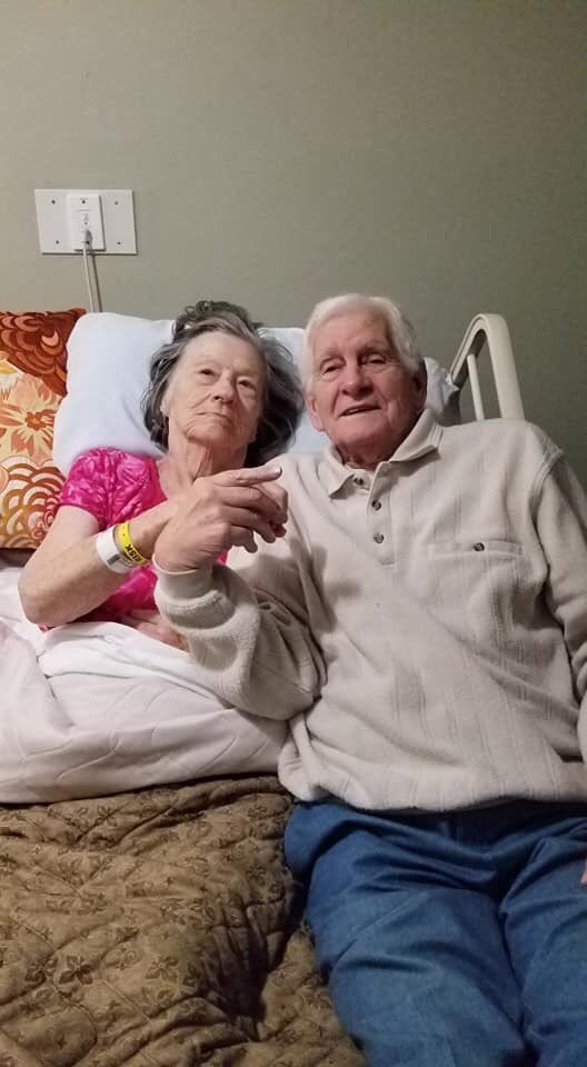 84歲老爺爺逛百貨突然單膝下跪　送上戒指給愛妻：欠了妳63年