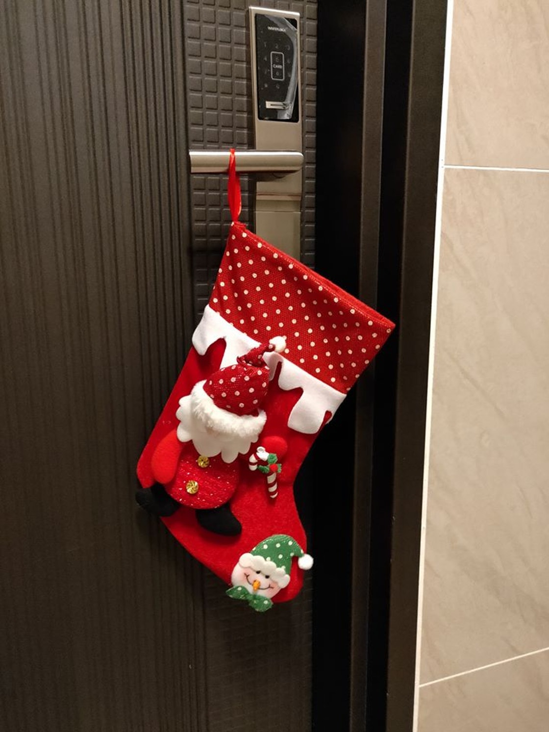 大門口掛聖誕襪當裝飾　她隔幾天竟收到「神秘聖誕老人送禮」心口好暖
