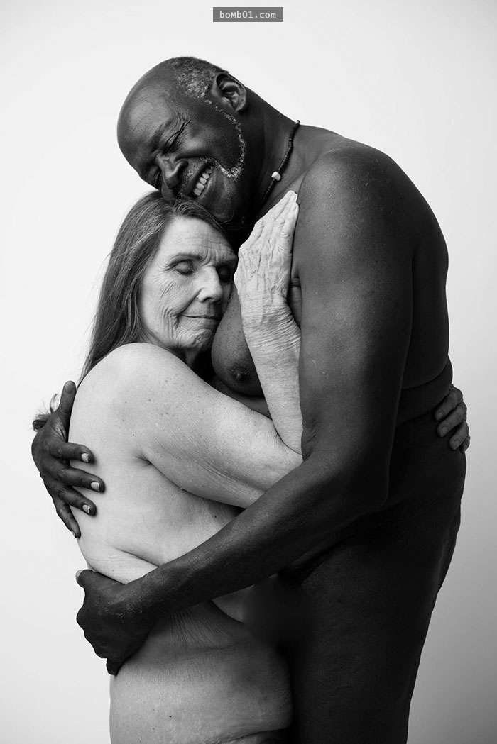 70歲老夫妻大膽突破底線「拍攝全裸照」紀念愛情，唯美畫面讓網友都直呼「真的相信愛情了」！