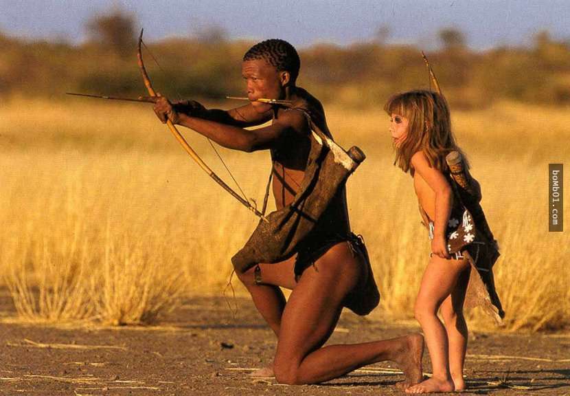 這位法國女孩從小就在非洲跟動物長大…她童年的照片帶給了全世界人難以置信的美麗。