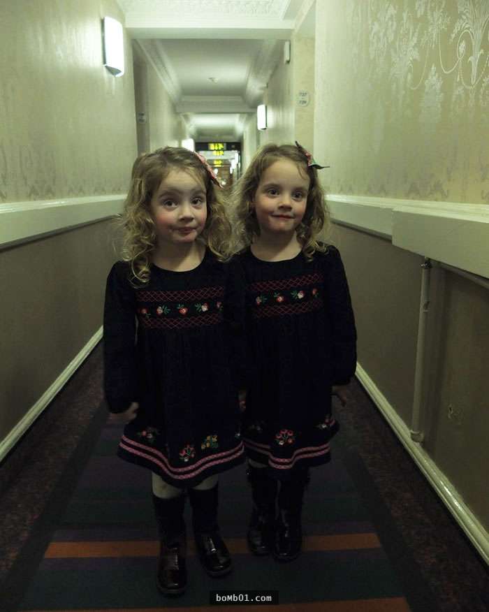 這個爸爸模仿經典恐怖片把雙胞胎女兒叫到飯店走廊，當她們一開口房客們都被嚇屎！