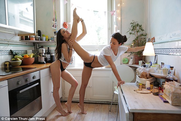 這對雙胞胎舞者「在廚房裡做的事」讓大家都看呆，每換一個動作都讓人噴鼻血！