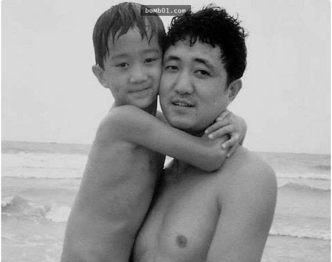 爸爸26年來持續拍下與兒子的合照，看到最後一張你會忍不住感動到驚叫出聲！