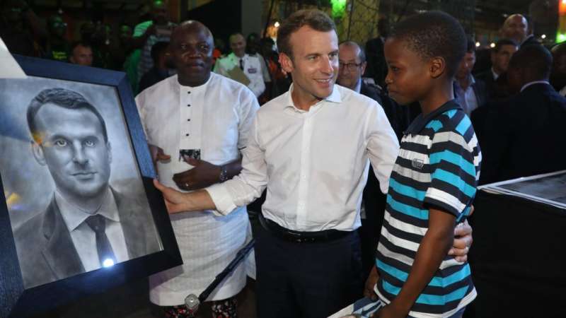 非洲小神童現場拿鉛筆「畫法國總統肖像」　2小時後全世界都認識他了
